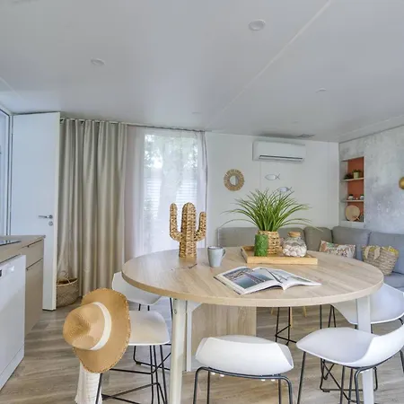 Tahiti Village La Grande Cote Camping *